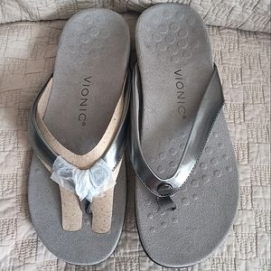 Vionic Sz. 8 Medium Women's Silver Davina Flip Flop Sandals in original box